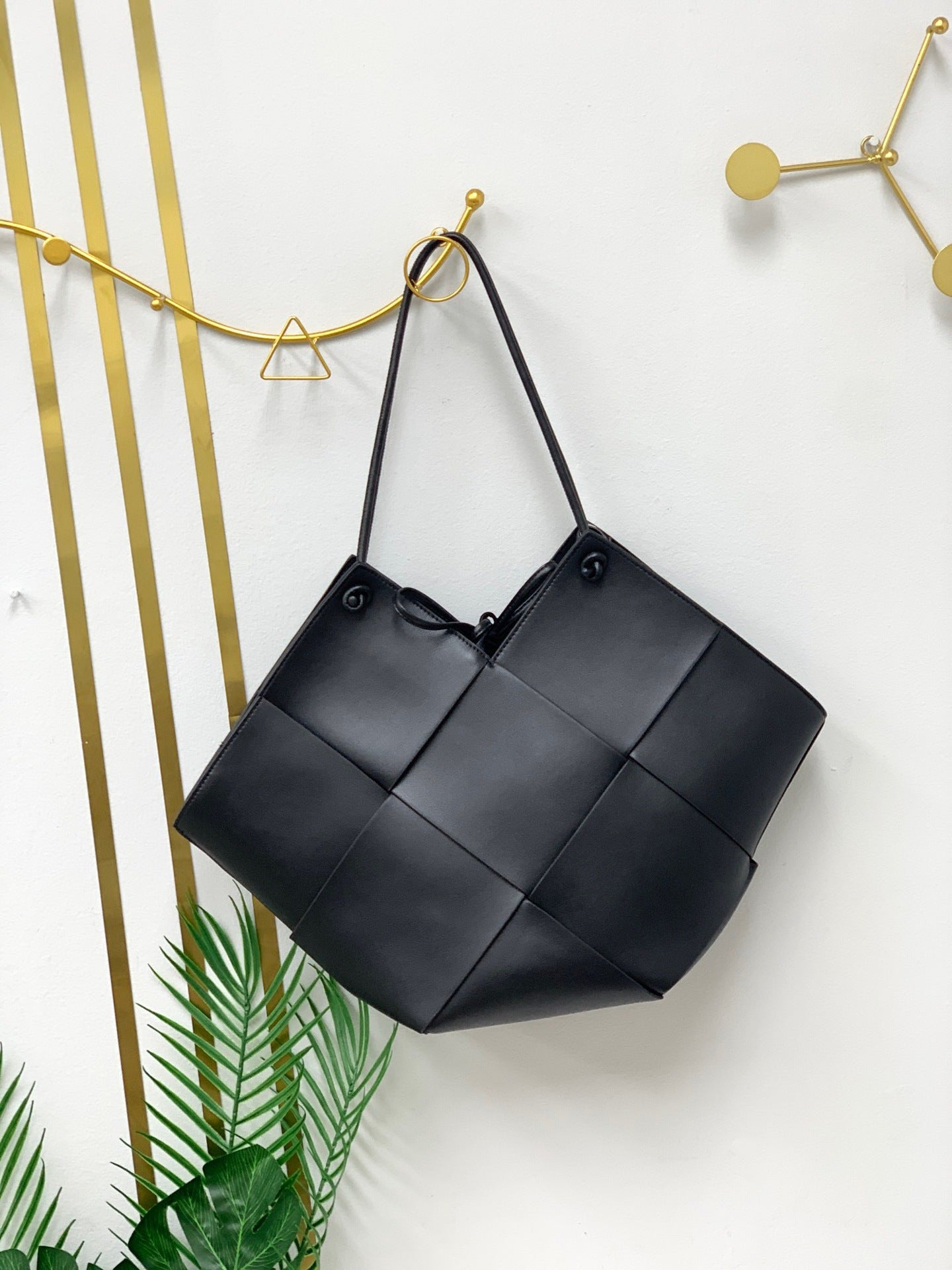 New autumn and winter leather fashionable woven shoulder bag with large capacity, simple and stylish armpit bag for women