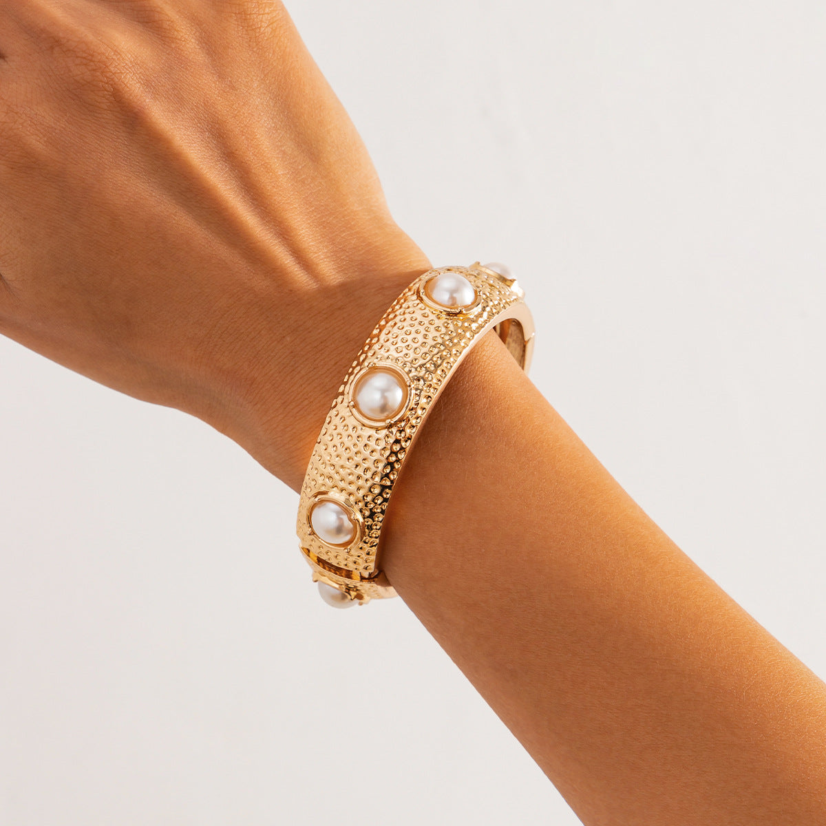 Fashionable pleated concave pearl bracelet with light luxury and metallic feel Bracelet wide face