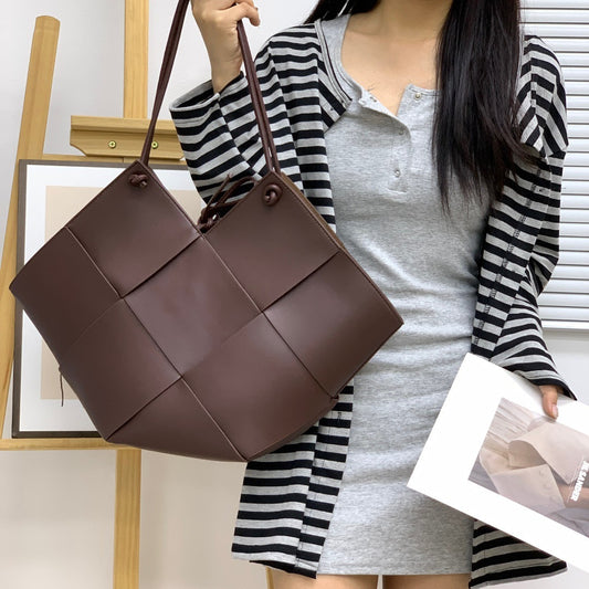 New autumn and winter leather fashionable woven shoulder bag with large capacity, simple and stylish armpit bag for women