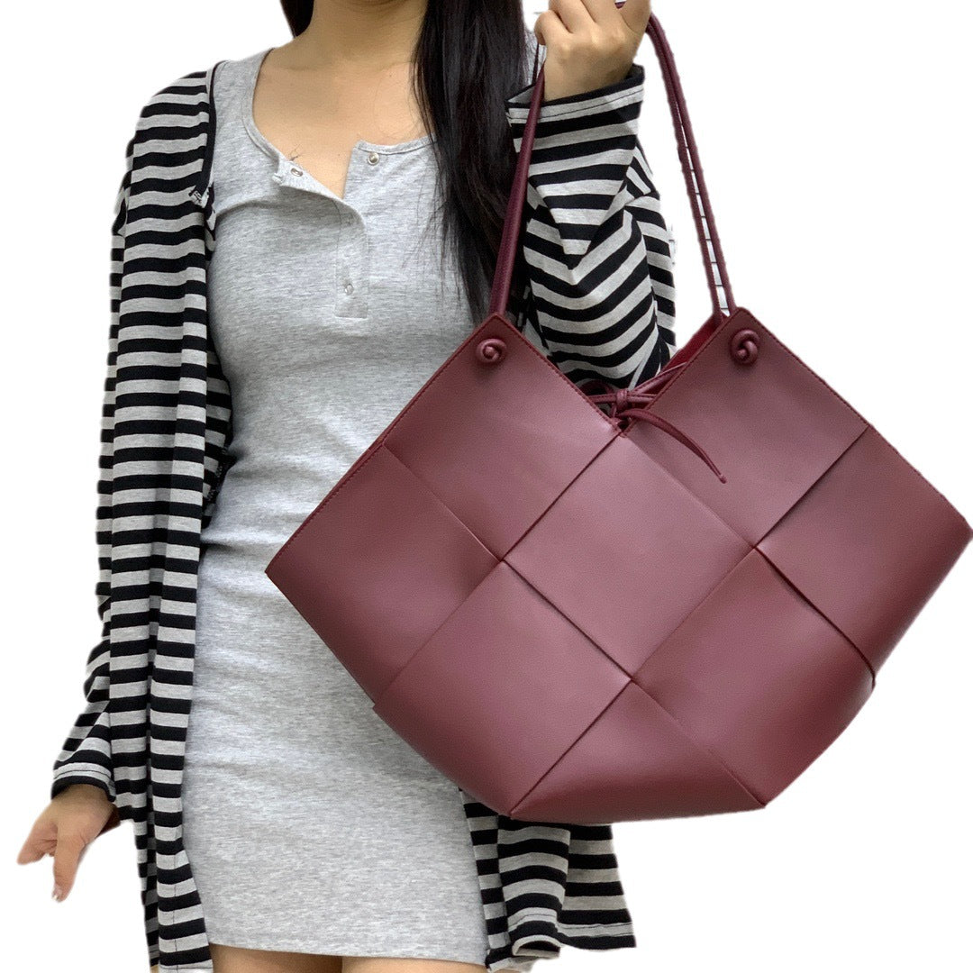 New autumn and winter leather fashionable woven shoulder bag with large capacity, simple and stylish armpit bag for women